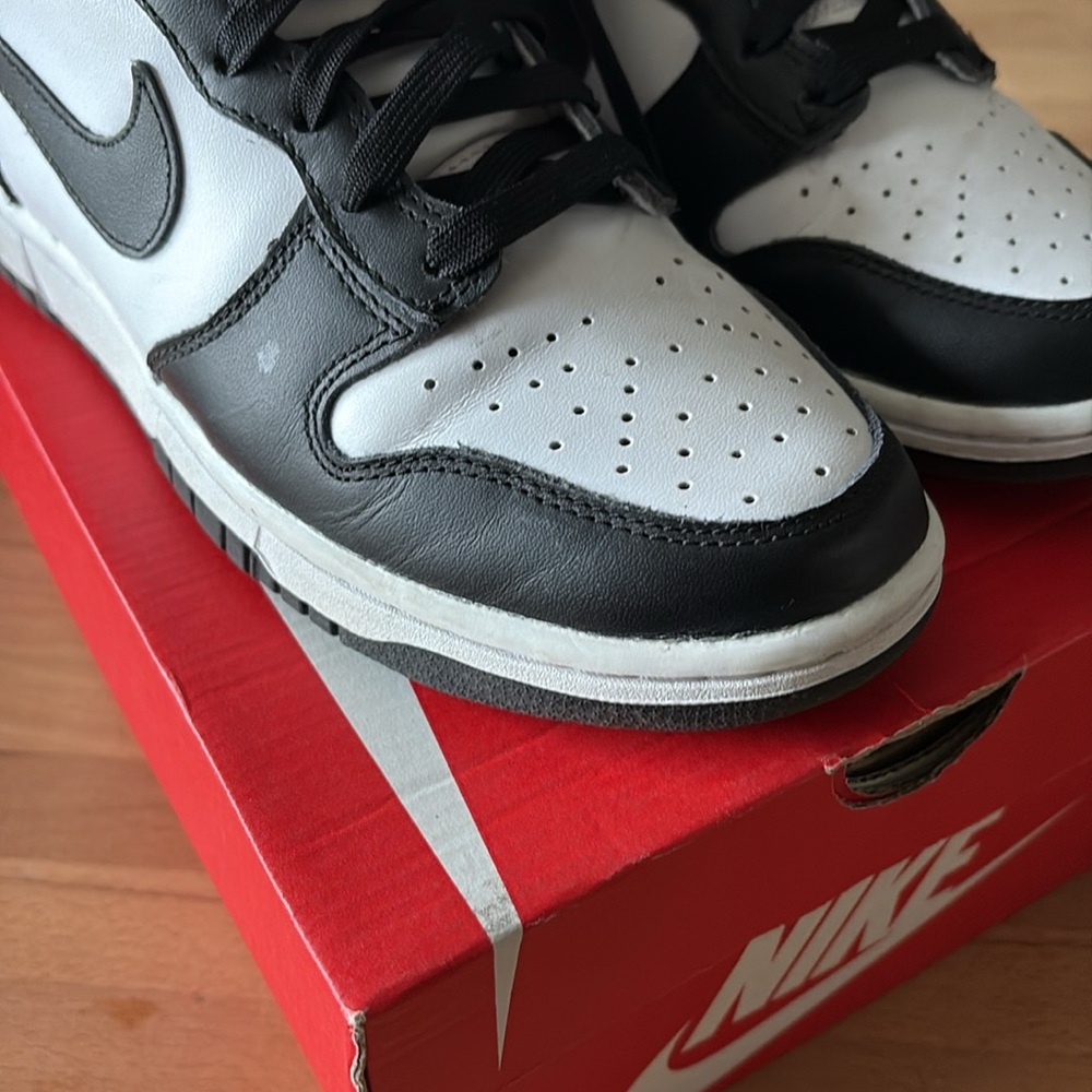 Nike Woman’s Black and White Nike Dunk Sneakers - Picture 7 of 7